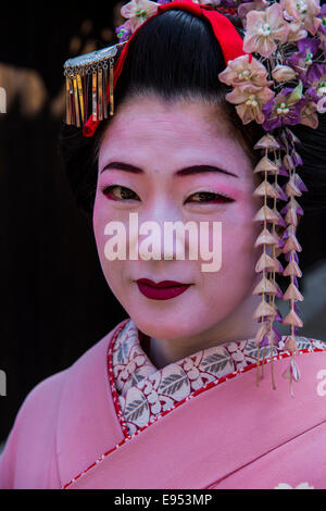 Traditionally dressed Geisha, Kyoto, Japan Stock Photo