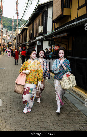 Geishas walking in the Geisha quarter Gion, Kyoto, Japan Stock Photo