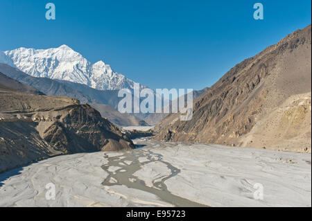 Snow-capped Mt Nilgiri North, 7061 m, Kali Gandaki River with gorge at front, Upper Mustang, Lo, Nepal Stock Photo