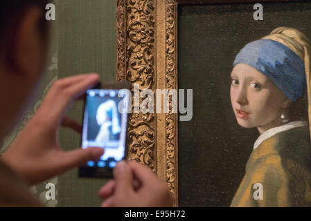 famous painting of the lady with the pearl from johannes vermeer in museum maritshuis in den haag holland Stock Photo