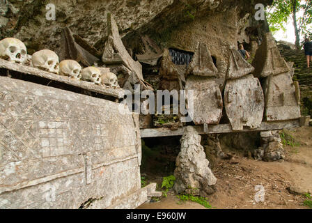 hanging graves of kete kesu at tanah toraja at sulawesi in indonesia Stock Photo