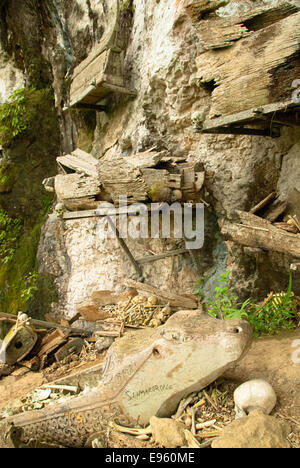 hanging graves of kete kesu at tanah toraja at sulawesi in indonesia Stock Photo