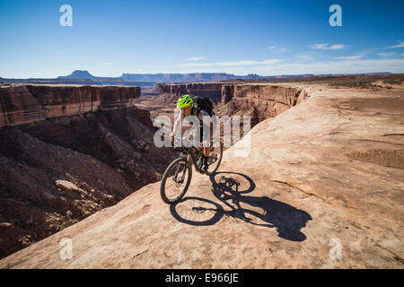 Wes Shirey mountain biking on the White Rim trail, Canyonlands National Park, Moab, Utah. Stock Photo