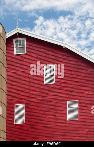Traditional US red painted barn on farm Stock Photo