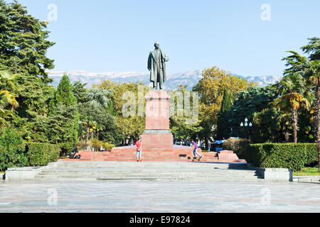 YALTA, RUSSIA - SEPTEMBER 28, 2014: Lenin monument on Lenin square of Lenin embankment in Yalta city. A monument to Lenin was op Stock Photo