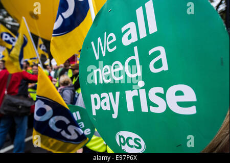 'Britain Needs A Payrise'   A TUC national demonstration in Central London.  A placard demanding a pay rise. Stock Photo