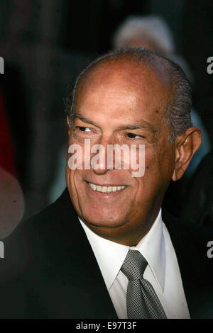 OSCAR DE LA RENTA (July 22, 1932 - October 20, 2014) was a Dominican fashion designer. Born in Santo Domingo, Dominican Republic, De la Renta became internationally known in the 1960s as one of the couturiers to dress J. Kennedy. An award-winning designer, he worked for Lanvin and Balmain; and his eponymous fashion house continues to dress leading figures, from film stars to royalty. PICTURED - Nov. 9, 2006 - New York, New York, U.S. - Oscar de la Renta attends the New York restoration project celebrates the renovation of Highbridge Park. (Credit Image: © Rick Mackler/Globe Photos/ZUMAPRESS.co Stock Photo