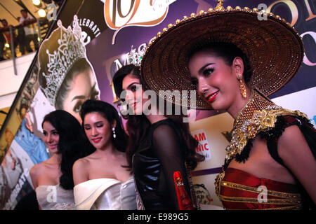 Bangkok, Thailand. 21st Oct, 2014. Miss International Queen 2013, Marcelo Ohio from Brazil and Miss Tiffany's Universe Nissa Katerahong from Thailand pose for photographs during a press conference in Bangkok announcing the 10th Miss International Queen transgender beauty pageant. Transgender beauty pageant, Miss International Queen, announced its 10th year anniversary contest to be held on 7th November at Tiffany's Show Theatre in Pattaya, Thailand. Credit:  John Vincent/Alamy Live News Stock Photo