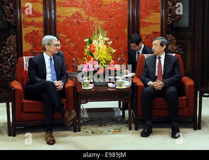 Beijing, China. 22nd Oct, 2014. Chinese Vice Premier Ma Kai (R, front) meets with Apple Inc. CEO Tim Cook (L, front) in Beijing, capital of China, Oct. 22, 2014. © Rao Aimin/Xinhua/Alamy Live News Stock Photo