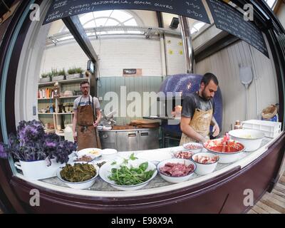 Preparing wood-fired pizzas in Altrincham Market Stock Photo