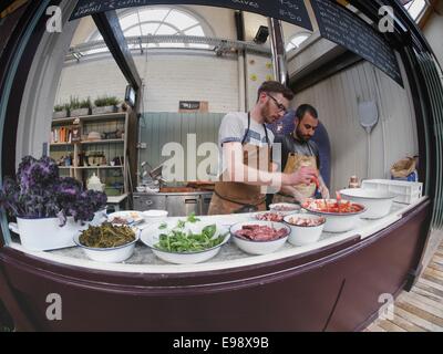 Preparing wood-fired pizzas in Altrincham Market Stock Photo