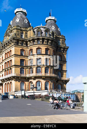 dh The Grand victorian Hotel SCARBOROUGH NORTH YORKSHIRE Resort hotels english people in cafe UK Stock Photo