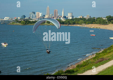 PARAGLIDER DOWNTOWN SKYLINE EDGEWATER PARK CLEVELAND LAKE ERIE CUYAHOGA COUNTY OHIO USA Stock Photo