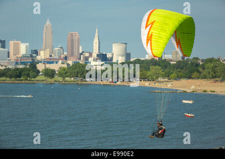PARAGLIDER DOWNTOWN SKYLINE EDGEWATER PARK CLEVELAND LAKE ERIE CUYAHOGA COUNTY OHIO USA Stock Photo