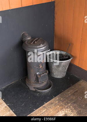 dh Highland Folk Museum NEWTONMORE INVERNESSSHIRE Old vintage traditional coal burning stove heater Stock Photo