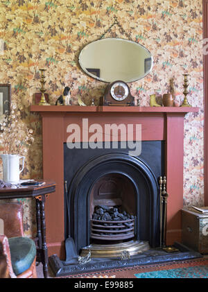 dh Highland Folk Museum NEWTONMORE INVERNESSSHIRE Old traditional livingroom fireplace and mantelpiece fire mantel piece Stock Photo