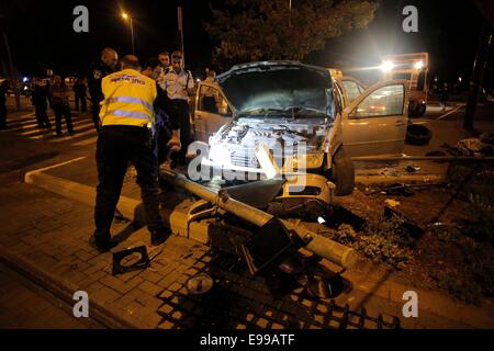 Jerusalem. 22nd Oct, 2014. Israeli policemen inspect a car wreck at a light rail train station in Jerusalem on Oct. 22, 2014. A Palestinian man slammed a car into a crowded rail station in Jerusalem, killing an infant and injuring seven other people on Wednesday, in a suspected 'terror attack,' police said. Credit:  Muammar Awad/Xinhua/Alamy Live News Stock Photo