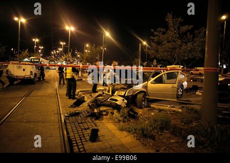 Jerusalem. 22nd Oct, 2014. Israeli policemen inspect a car wreck at a light rail train station in Jerusalem on Oct. 22, 2014. A Palestinian man slammed a car into a crowded rail station in Jerusalem, killing an infant and injuring seven other people on Wednesday, in a suspected 'terror attack,' police said. Credit:  Muammar Awad/Xinhua/Alamy Live News Stock Photo