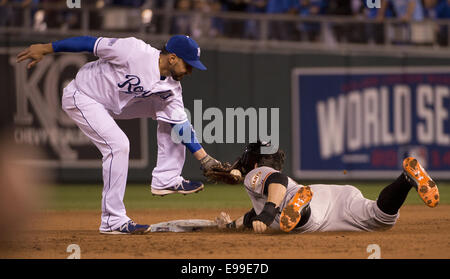 Kansas City, MO, USA. 22nd Oct, 2014. San Francisco Giants runner Brandon Belt is tagged out at second base by Kansas City Royals second baseman Omar Infante (14) in the top of the fourth inning in Game 2 of the World Series at Kauffman Stadium in Kansas City, Mo. on Wednesday, Oct. 22, 2014.  Credit:  Jose Luis Villegas/Sacramento Bee/ZUMA Press, Inc/Alamy Live News Stock Photo