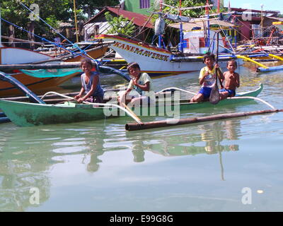 Sablayan, Philippines. 22nd October, 2014. Sablayan town is composed of 11 coastal villages and fishing is the main source of income of the people living near the sea. Due to the efforts of the local government to protect marine sanctuaries and tough fishing laws, Sablayan is harvesting big catch. Since 2010, Sablayan is harvesting gigantic tuna for exports. The town also is the main producer of fish in MIMAROPA region. © Sherbien Dacalanio / Alamy Live News Stock Photo