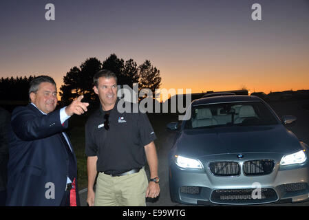 Spartanburg, US. 22nd Oct, 2014. German Minister of Economics and Energy and Vice Chancellor of Germany Sigmar Gabriel (SPD, L) talks to an engineer during his visit in the BMW factory in Spartanburg, US, 22 October 2014. Photo: Geord Ismar/dpa/Alamy Live News Stock Photo