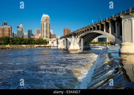 UPPER SAINT ANTHONY WATERFALLS THIRD AVENUE BRIDGE MISSISSIPPI RIVER MINNEAPOLIS MINNESOTA USA Stock Photo