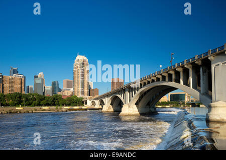 UPPER SAINT ANTHONY WATERFALLS THIRD AVENUE BRIDGE MISSISSIPPI RIVER MINNEAPOLIS MINNESOTA USA Stock Photo