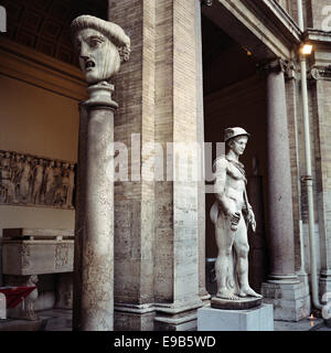 Rome. Italy. Vatican Museums. Statues in the Cortile Ottagono, inner courtyard of the Belvedere Palace, Museo Pio-Clementino. Stock Photo