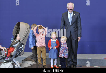 Brussels. 23rd Oct, 2014. European Council President Herman Van Rompuy (C) is accompanied by his grand children as they prepare to pose for familyphotos with EU leaders during the EU Summit at the EU Council headquaters in Brussels, Belgium, Oct.23, 2014. Credit:  Ye Pingfan/Xinhua/Alamy Live News Stock Photo