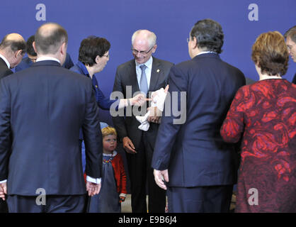 Brussels. 23rd Oct, 2014. European Council President Herman Van Rompuy (C) is accompanied by his grand children and EU leaders as they prepare to pose for familyphotos during the EU Summit at the EU Council headquaters in Brussels, Belgium, Oct.23, 2014. Credit:  Ye Pingfan/Xinhua/Alamy Live News Stock Photo