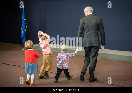 Brussels, Belgium. 23rd Oct, 2014. European Council President Herman Van Rompuy (C) is accompanied by his grand children and EU leaders as they prepare to pose during the group photocall at the EU Summit at the EU Council headquaters in Brussels, Belgium on 23.10.2014 The two-day summit of the European Council in Brussels will focus on an ambitious package of climate change targets for 2030 but also tackle the Ebola crisis, economic stagnation, concern over Ukraine and tension in Cyprus over Turkey. by Wiktor Dabkowski Credit:  Wiktor Dabkowski/ZUMA Wire/Alamy Live News Stock Photo