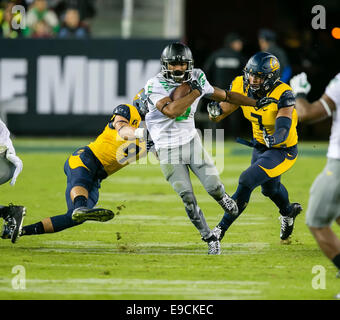 Santa Clara, CA, USA. 24th Oct, 2014. Oregon Ducks wide receiver Charles Nelson (6) en route to a punt return touchdown during the NCAA Football game between the Oregon Ducks and the California Golden Bears at Levi's Stadium in Santa Clara, CA. Oregon defeated Cal 59-41. Damon Tarver/Cal Sport Media Credit:  Cal Sport Media/Alamy Live News Stock Photo