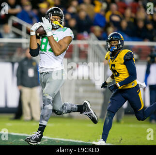 Santa Clara, CA, USA. 24th Oct, 2014. Oregon Ducks tight end Pharaoh Brown (85) catches a touchdown during the NCAA Football game between the Oregon Ducks and the California Golden Bears at Levi's Stadium in Santa Clara, CA. Oregon defeated Cal 59-41. Damon Tarver/Cal Sport Media Credit:  Cal Sport Media/Alamy Live News Stock Photo