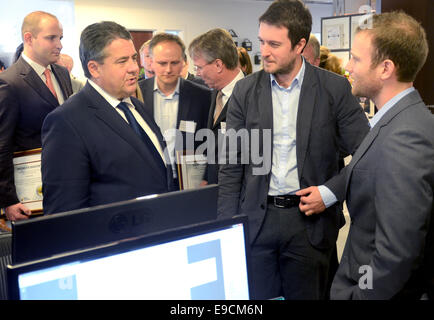 New York, NY, USA. 24th Oct, 2014. German Economy Minister Sigmar Gabriel (L, SPD) opens the new branch office of the ministry in support of the government initiaitve 'German Accelerators' which supports German IT start ups in the US market, in New Yor, USA, 24 October 2014. Since 2012, the initiaitve has been supporting start-ups initially to get a foot into the US market but also with setting up business networks and in attracting US venture captial. The New York office is aiming to support up to 12 start up per year. Credit:  dpa picture alliance/Alamy Live News