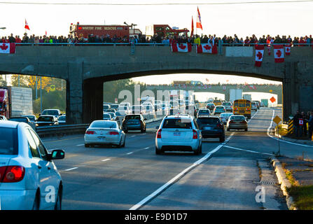 October 24 2014 Whitby Ontario Canada. Canadians showing support for  Cpl. Nathan Cirillo the soldier fatally shot at the National War Memorial in Ottawa Ontario Canada returning  to his home town Hamilton Ontario,  On the Highway of Heroes. The Highway of Heroes runs from  Canadian Forces Base Trenton Toronto Ontario Canada. Stock Photo