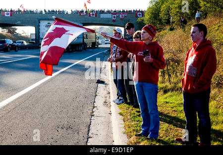 October 24 2014 Whitby Ontario Canada. Canadians showing support for  Cpl. Nathan Cirillo the soldier fatally shot at the National War Memorial in Ottawa Ontario Canada returning  to his home town Hamilton Ontario,  On the Highway of Heroes. The Highway of Heroes runs from  Canadian Forces Base Trenton Toronto Ontario Canada. Stock Photo