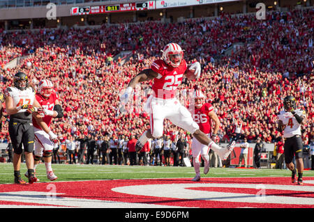 Madison, WI, USA. 25th Oct, 2014. Wisconsin Badgers running back Melvin Gordon #25 scores on a 6 yard touchdown run in the first quarter of the NCAA Football game between the Maryland Terrapins and the Wisconsin Badgers at Camp Randall Stadium in Madison, WI. John Fisher/CSM/Alamy Live News Stock Photo