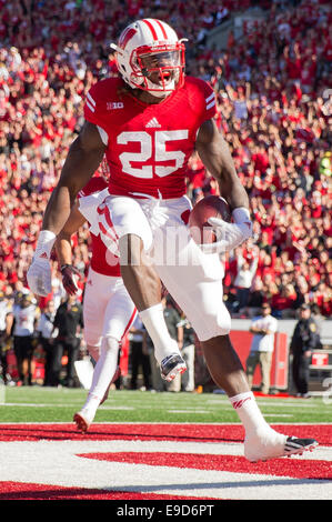 Madison, WI, USA. 25th Oct, 2014. Wisconsin Badgers running back Melvin Gordon #25 reacts after scoring on a 6 yard touchdown run in the first quarter of the NCAA Football game between the Maryland Terrapins and the Wisconsin Badgers at Camp Randall Stadium in Madison, WI. John Fisher/CSM/Alamy Live News Stock Photo