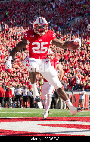 Madison, WI, USA. 25th Oct, 2014. Wisconsin Badgers running back Melvin Gordon #25 scores on a 6 yard touchdown run in the first quarter of the NCAA Football game between the Maryland Terrapins and the Wisconsin Badgers at Camp Randall Stadium in Madison, WI. John Fisher/CSM/Alamy Live News Stock Photo