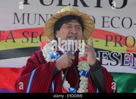 Puerto Perez, Bolivia. 25th Oct, 2014. Bolivian President Evo Morales delivers a speech during a ceremony for the delivery of a synthetic grass field in the Puerto Perez municipality, Los Andes province, 65km from La Paz, Bolivia, on Oct. 25, 2014. © Enzo de Luca/ABI/Xinhua/Alamy Live News Stock Photo