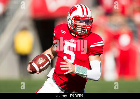 October 25, 2014: Wisconsin Badgers quarterback Tanner McEvoy #5 in action during the NCAA Football game between the Maryland Terrapins and the Wisconsin Badgers at Camp Randall Stadium in Madison, WI. Wisconsin defeated Maryland 52-7. John Fisher/CSM Stock Photo