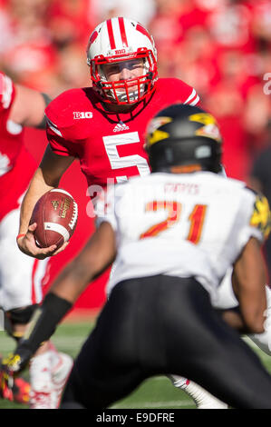 October 25, 2014: Wisconsin Badgers quarterback Tanner McEvoy #5 rushes the ball during the NCAA Football game between the Maryland Terrapins and the Wisconsin Badgers at Camp Randall Stadium in Madison, WI. Wisconsin defeated Maryland 52-7. John Fisher/CSM Stock Photo