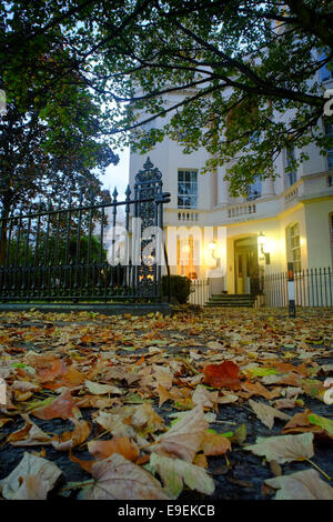 Autumn leaves litter the floor outside a house by Regents Park, London Stock Photo