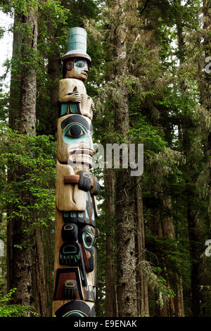 Yaadaas Crest Corner Pole, Sitka National Historical Park, Sitka, Alaska, USA Stock Photo