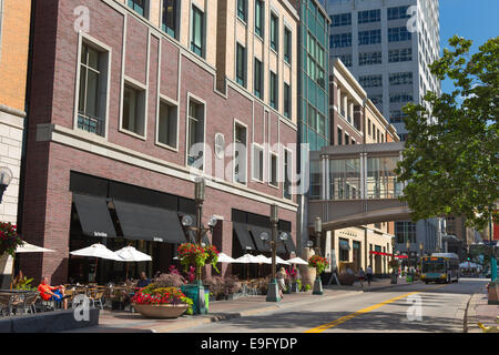 OUTDOOR CAFES NICOLLET MALL SEVENTH STREET DOWNTOWN MINNEAPOLIS MINNESOTA USA Stock Photo