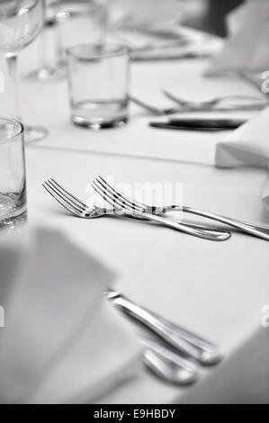 Elegante tavolo con set di piatti bianchi e neri, bicchieri da vino e si  Foto stock - Alamy