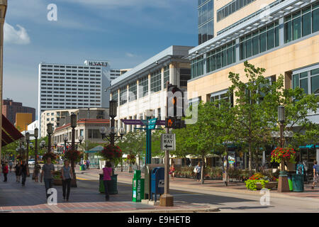 PEDESTRIANS NICOLLET MALL SEVENTH STREET DOWNTOWN MINNEAPOLIS MINNESOTA USA Stock Photo