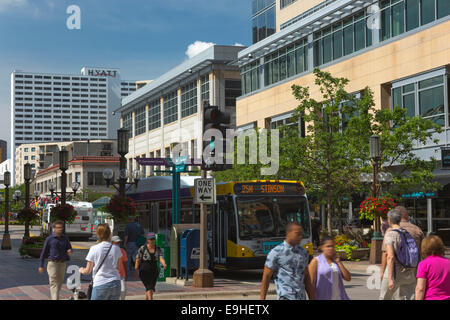 PEDESTRIANS NICOLLET MALL SEVENTH STREET DOWNTOWN MINNEAPOLIS MINNESOTA USA Stock Photo