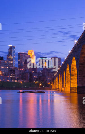 STONE ARCH BRIDGE MISSISSIPPI RIVER MINNEAPOLIS MINNESOTA USA Stock Photo