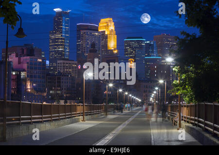 STONE ARCH BRIDGE MISSISSIPPI RIVER MINNEAPOLIS MINNESOTA USA Stock Photo